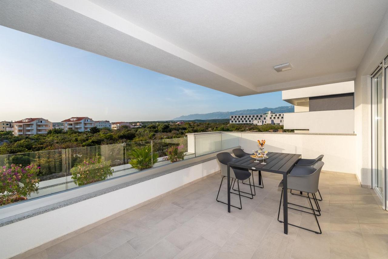 Apartments & Rooms Pool Villas Maris B Novalja Exterior foto