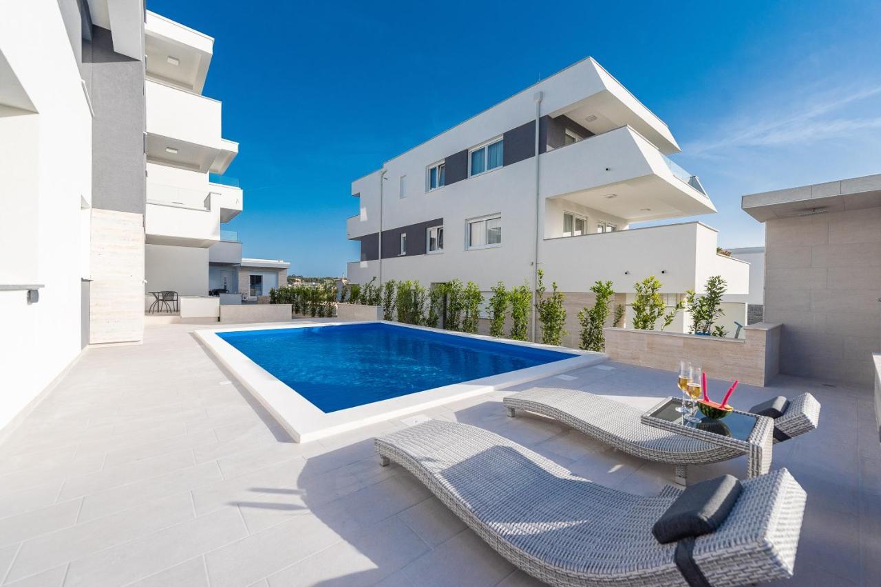 Apartments & Rooms Pool Villas Maris B Novalja Exterior foto