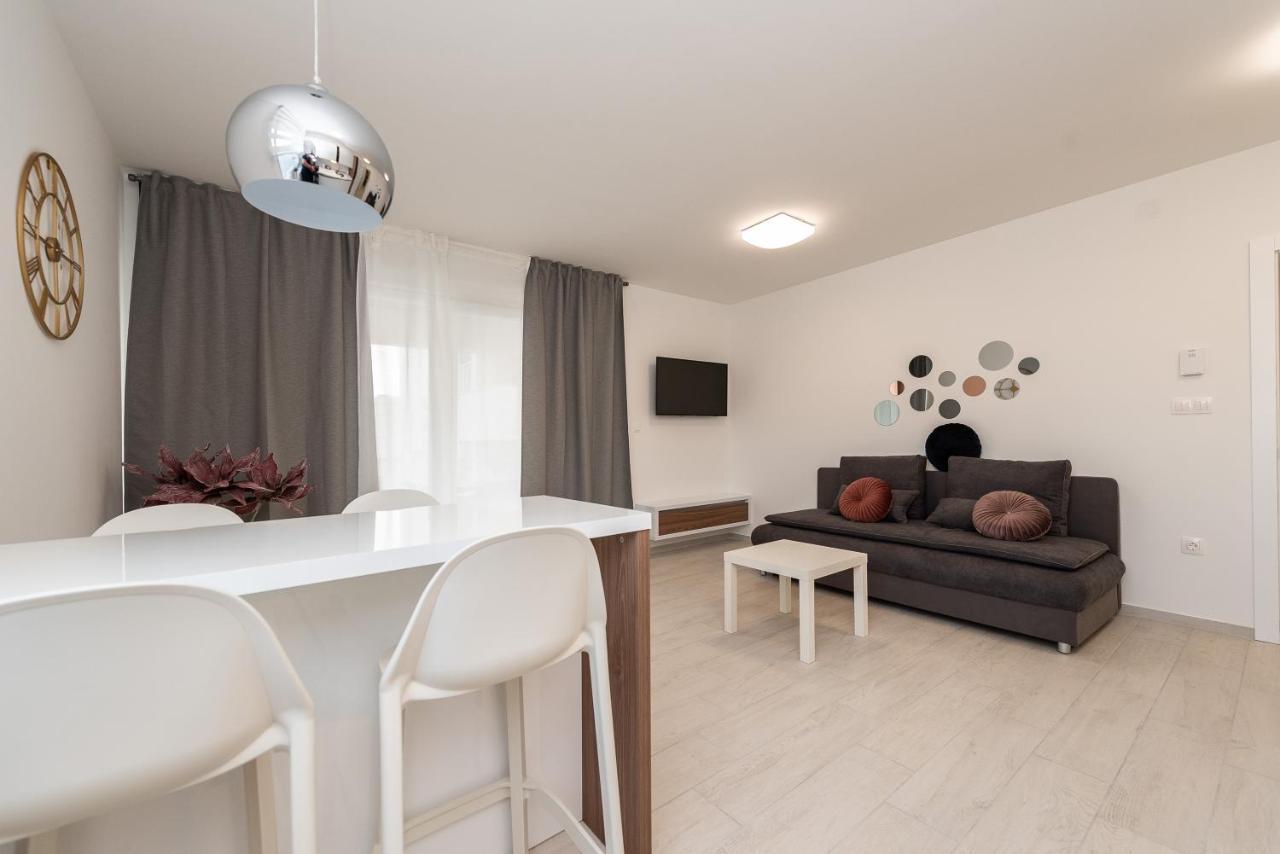 Apartments & Rooms Pool Villas Maris B Novalja Zimmer foto